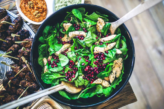 healthy diet plan - spinach and pomegranate seed salad