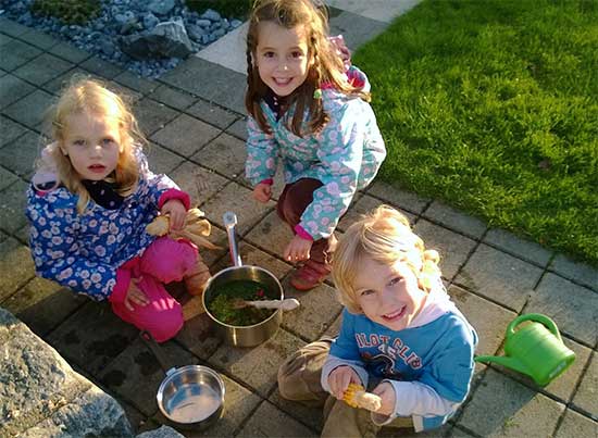 kids eating outside