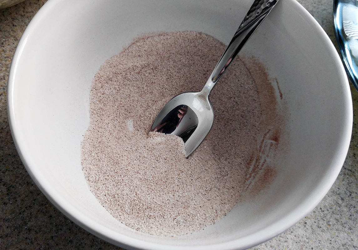 Mix cinnamon and sugar together well.
